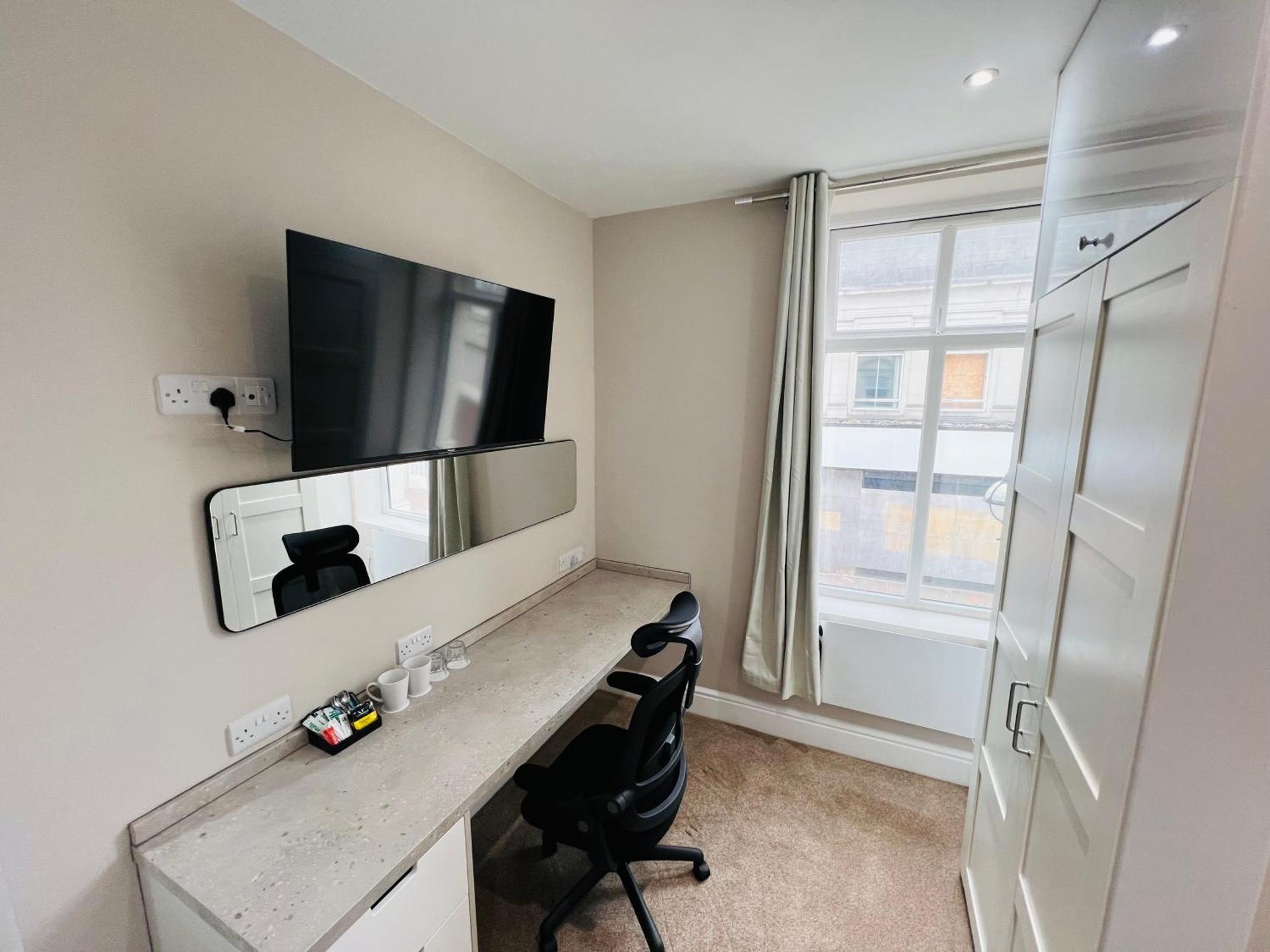 Gaolgate Suites Self Check-In Central Стаффорд Экстерьер фото